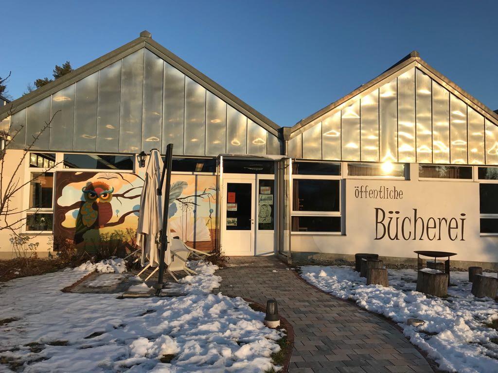 Öffentliche Bücherei Stubenberg am See von außen