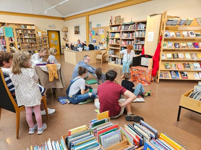 Menschen in der Bücherei